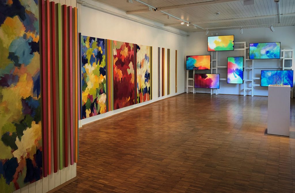 Kunst mit DiaShow: Blick in die Ausstellung mit Malerei von Havermann und Videoinstallation